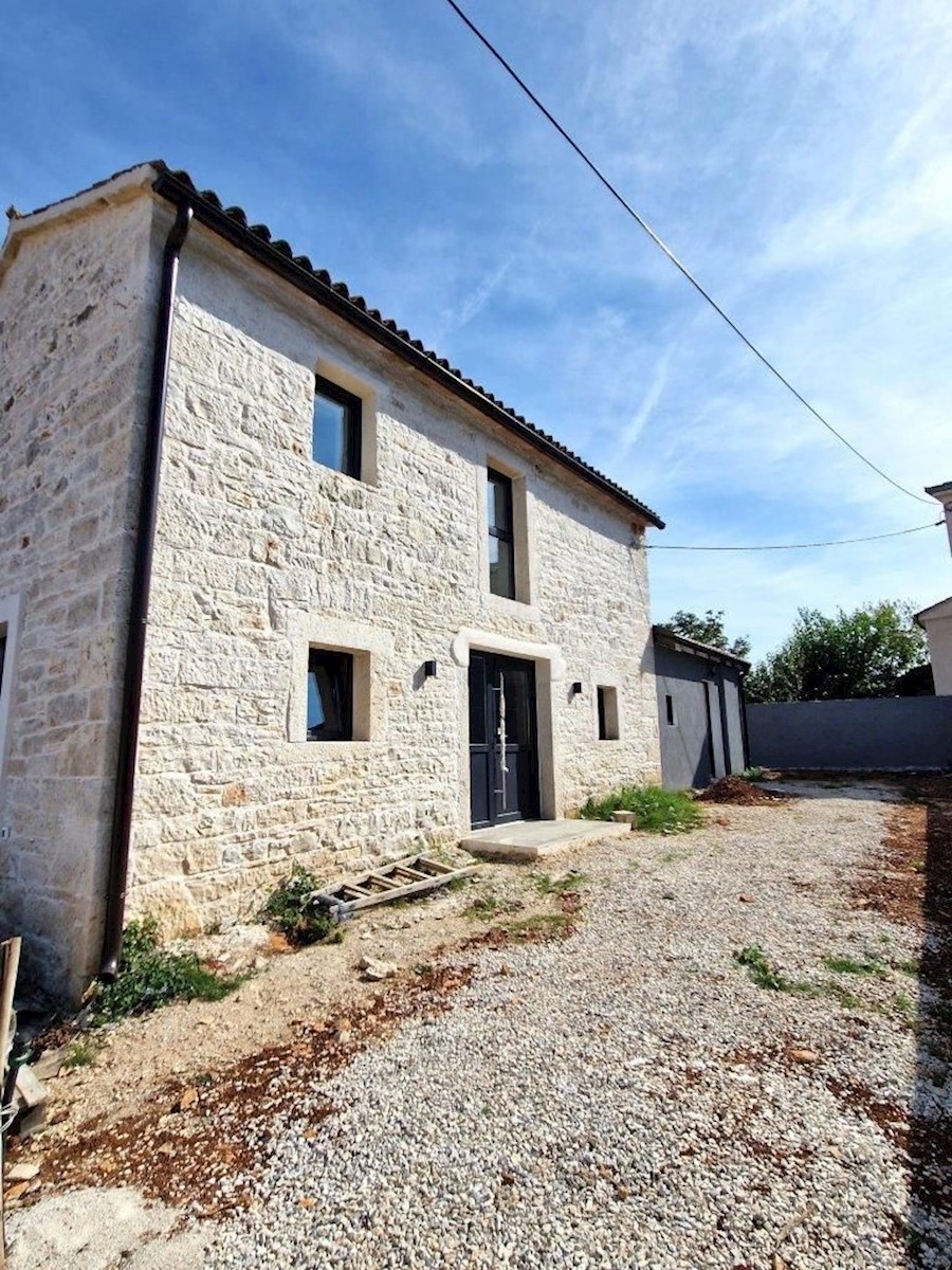 PARENZO - AFFASCINANTE CASA IN PIETRA IN VENDITA