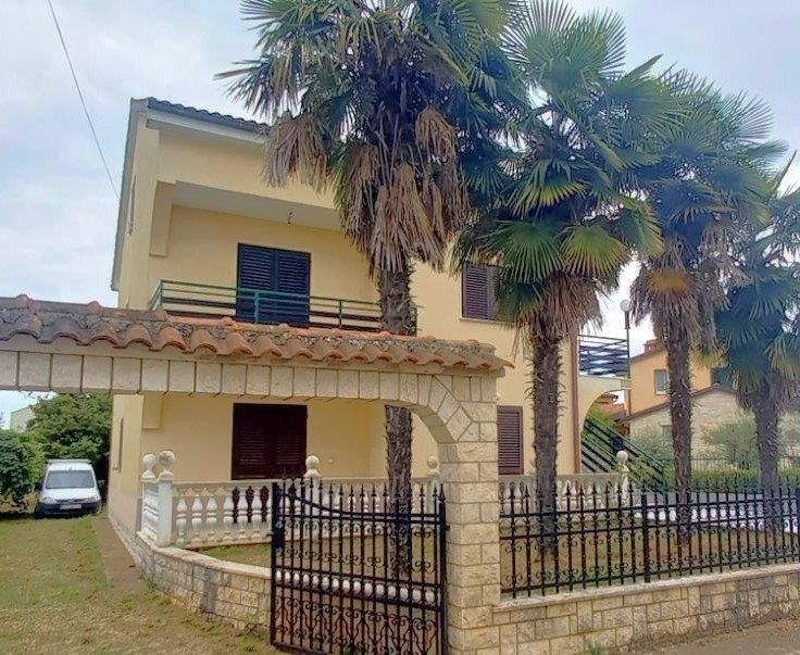 PARENZO-CASA CON TRE APPARTAMENTI E GARAGE IN VENDITA