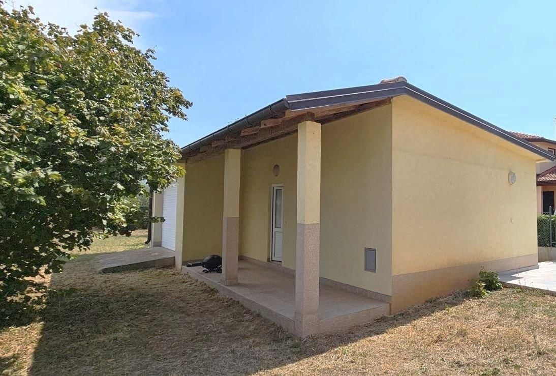 PARENZO-CASA CON TRE APPARTAMENTI E GARAGE IN VENDITA