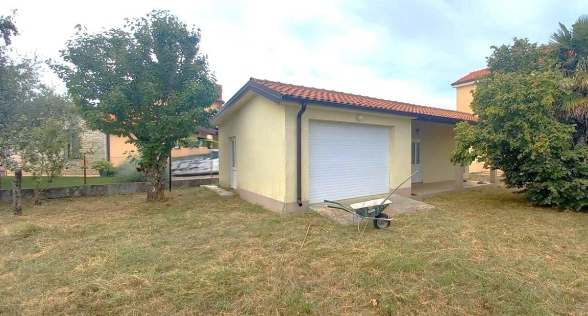 PARENZO-CASA CON TRE APPARTAMENTI E GARAGE IN VENDITA