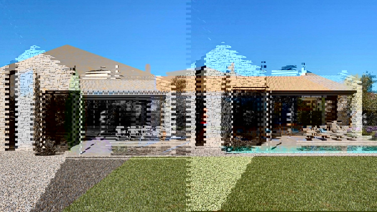 PARENZO-VILLA CON PISCINA E VISTA MARE