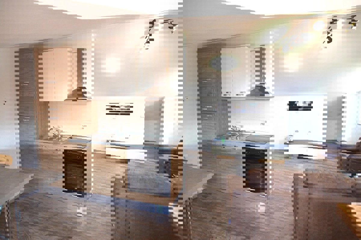 VABRIGA - APPARTAMENTO CON GARAGE IN VENDITA A 800 M DAL MARE