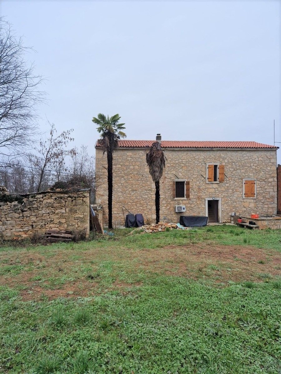 MOTOVUN-CASA IN PIETRA IN VENDITA CON AMPIO GIARDINO