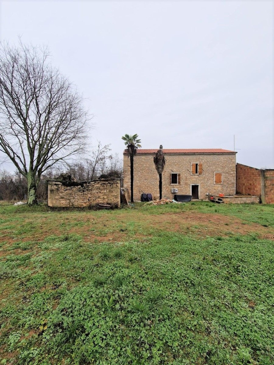 MOTOVUN-CASA IN PIETRA IN VENDITA CON AMPIO GIARDINO