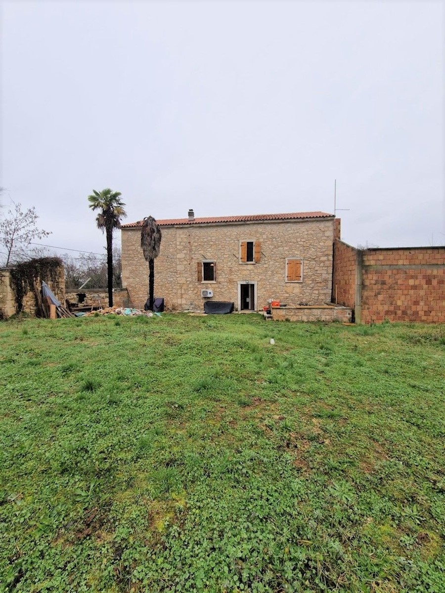 MOTOVUN-CASA IN PIETRA IN VENDITA CON AMPIO GIARDINO