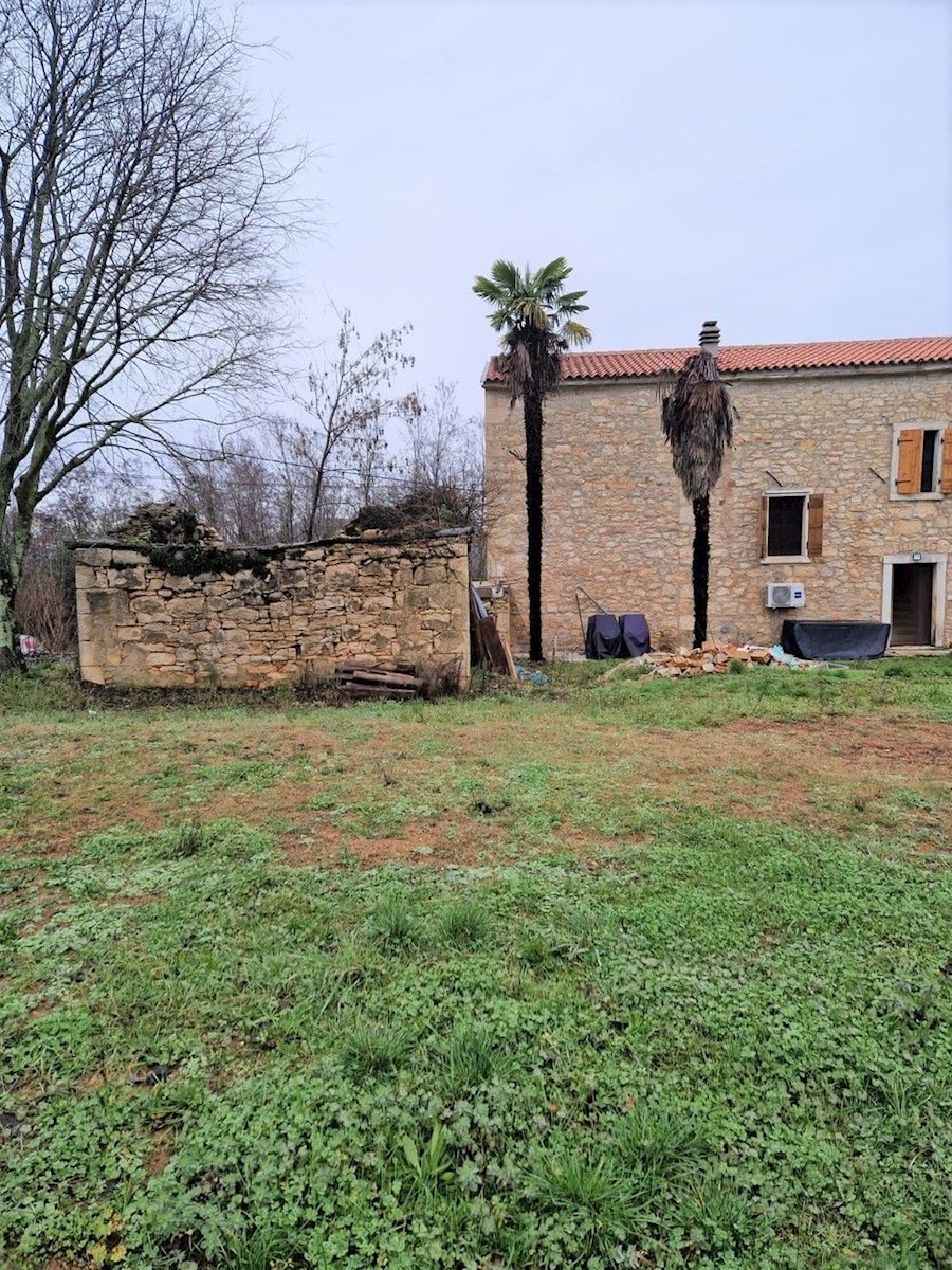 MOTOVUN-CASA IN PIETRA IN VENDITA CON AMPIO GIARDINO