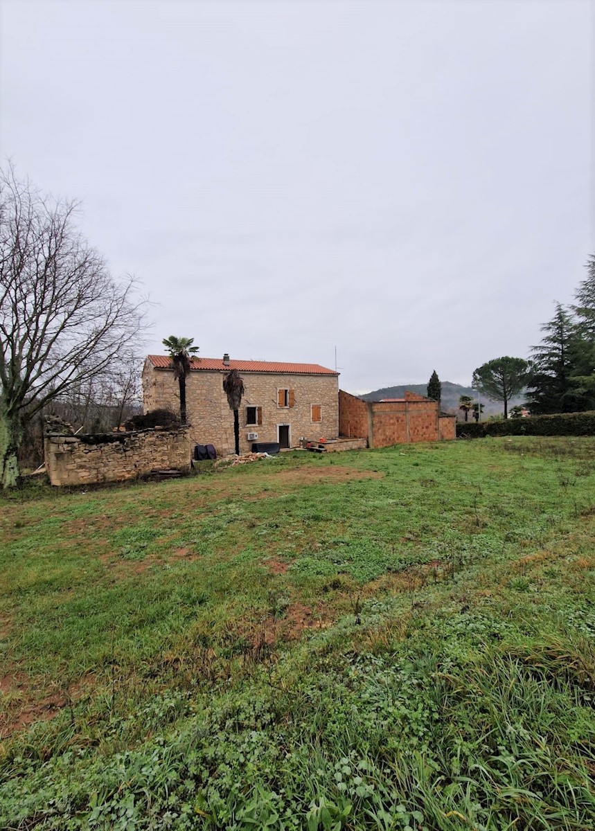 MOTOVUN-CASA IN PIETRA IN VENDITA CON AMPIO GIARDINO