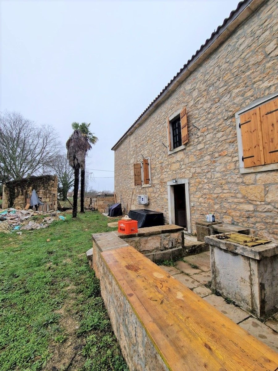 MOTOVUN-CASA IN PIETRA IN VENDITA CON AMPIO GIARDINO