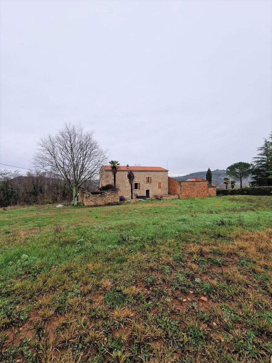 MOTOVUN-CASA IN PIETRA IN VENDITA CON AMPIO GIARDINO