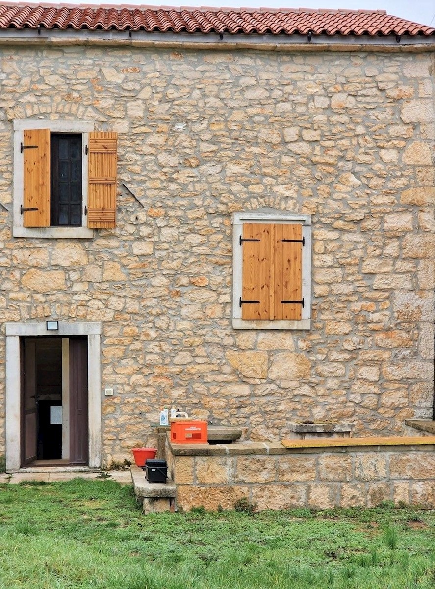 MOTOVUN-CASA IN PIETRA IN VENDITA CON AMPIO GIARDINO