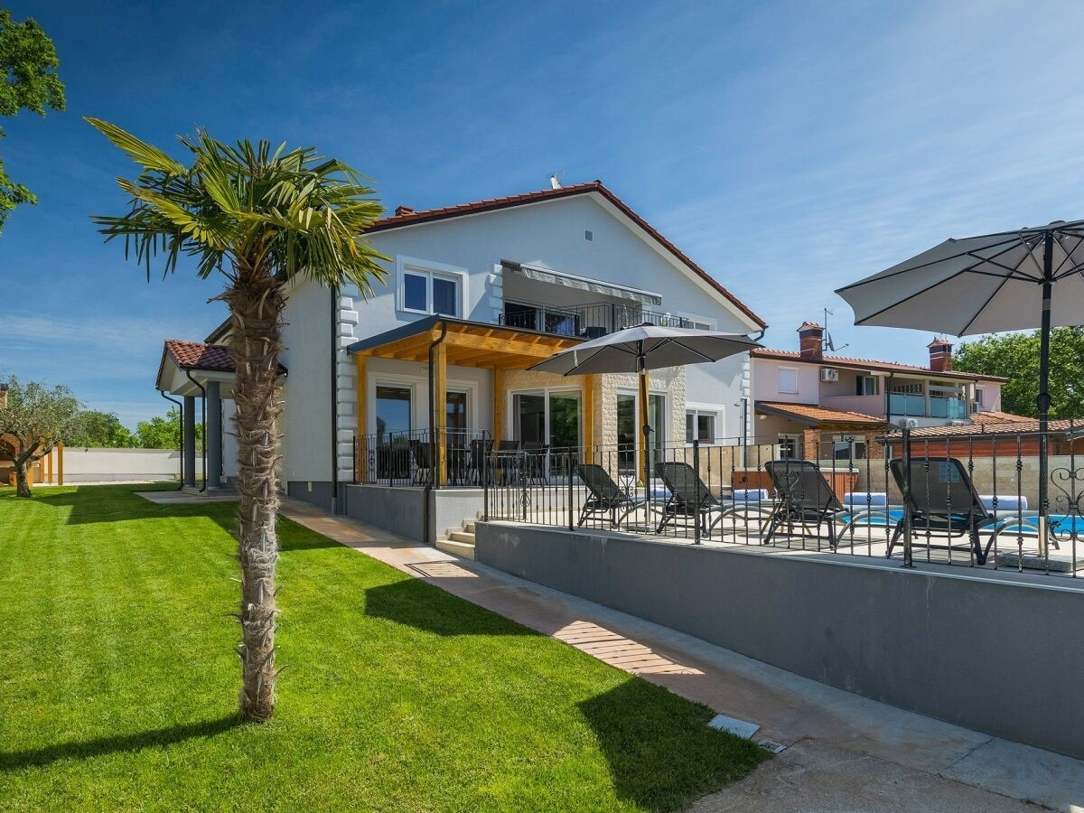 POREČ-VILLA CON PISCINA IN VENDITA