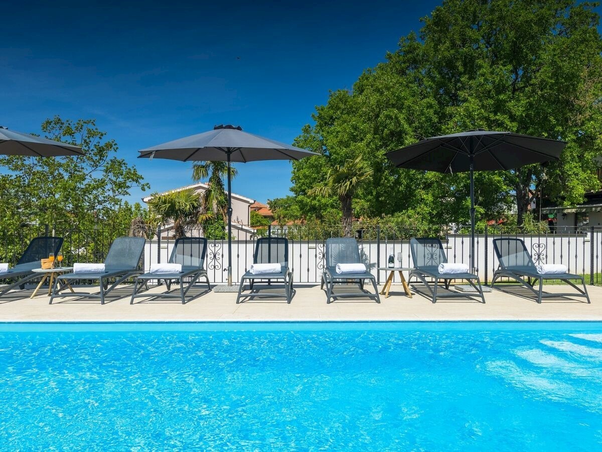 POREČ-VILLA CON PISCINA IN VENDITA