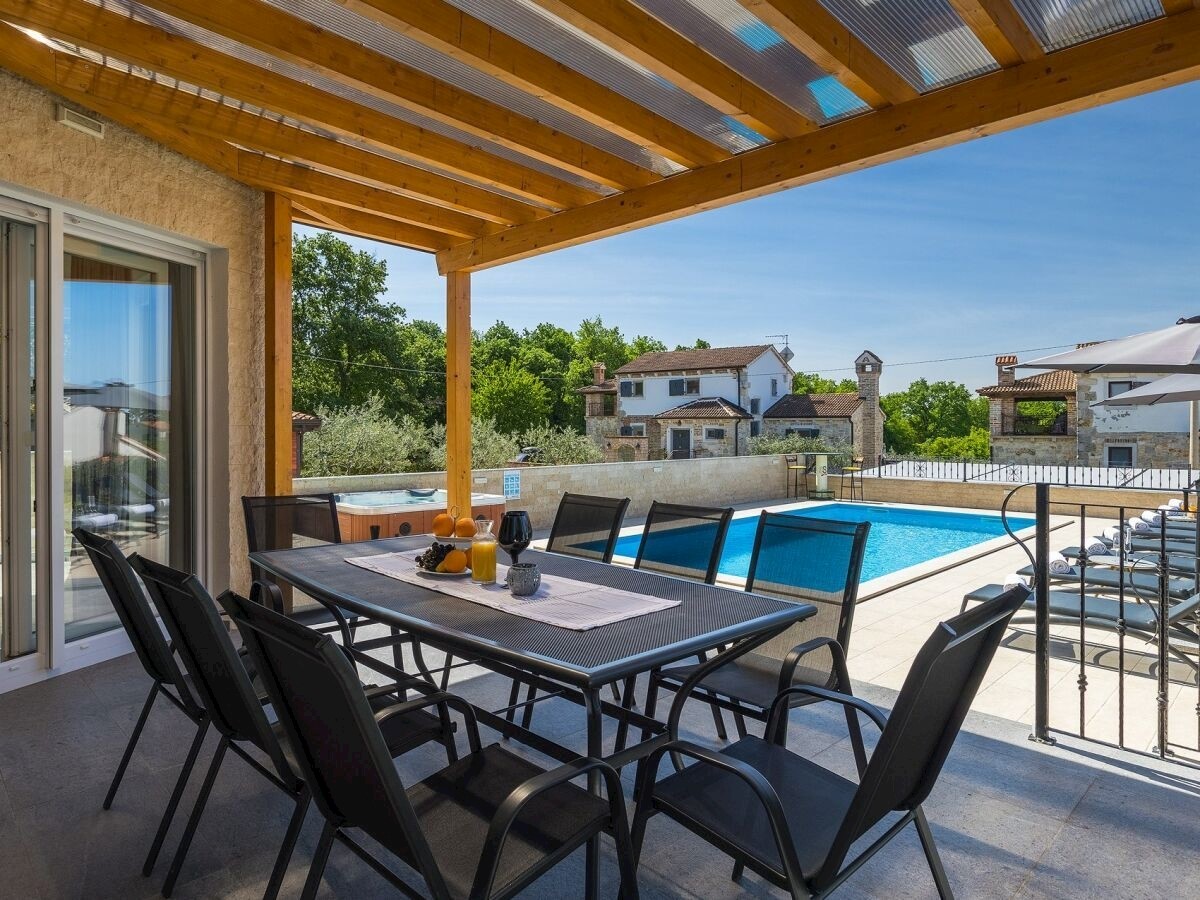 POREČ-VILLA CON PISCINA IN VENDITA