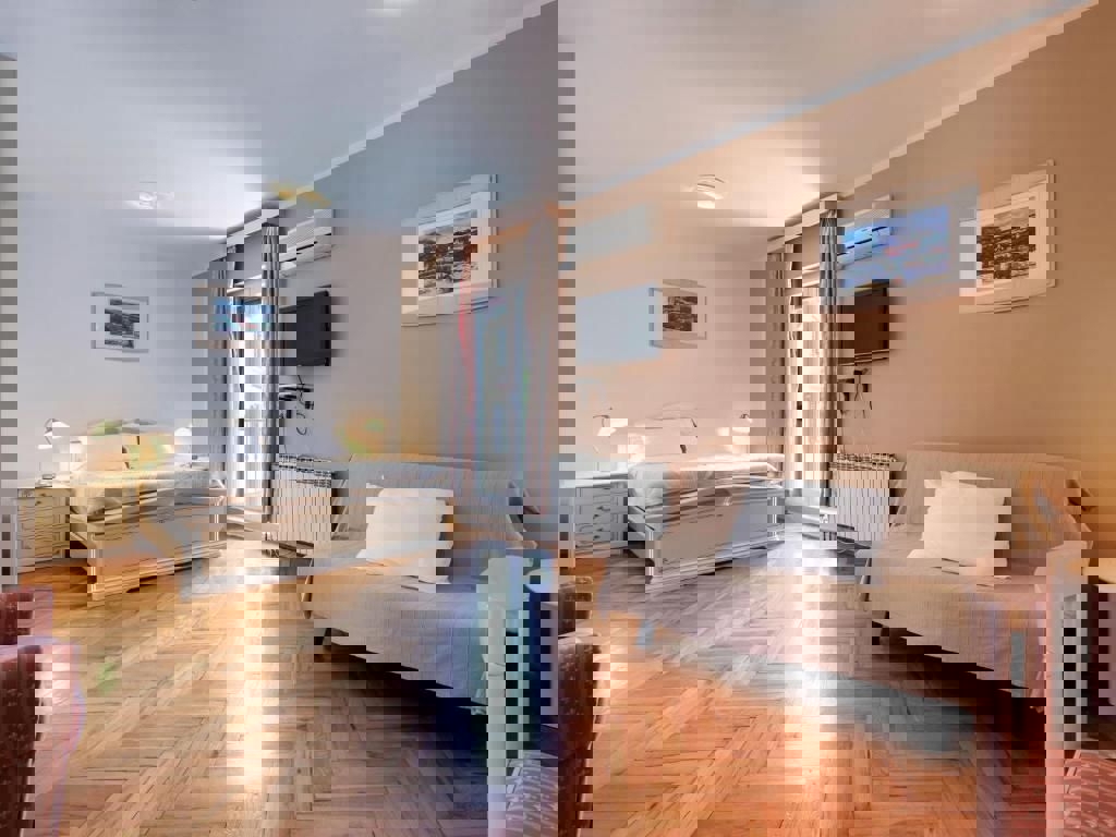 PARENZO-CASA CON PISCINA IN VENDITA