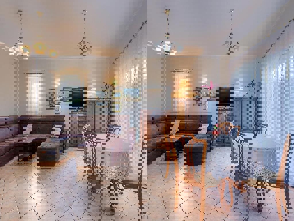 PARENZO-CASA CON PISCINA IN VENDITA