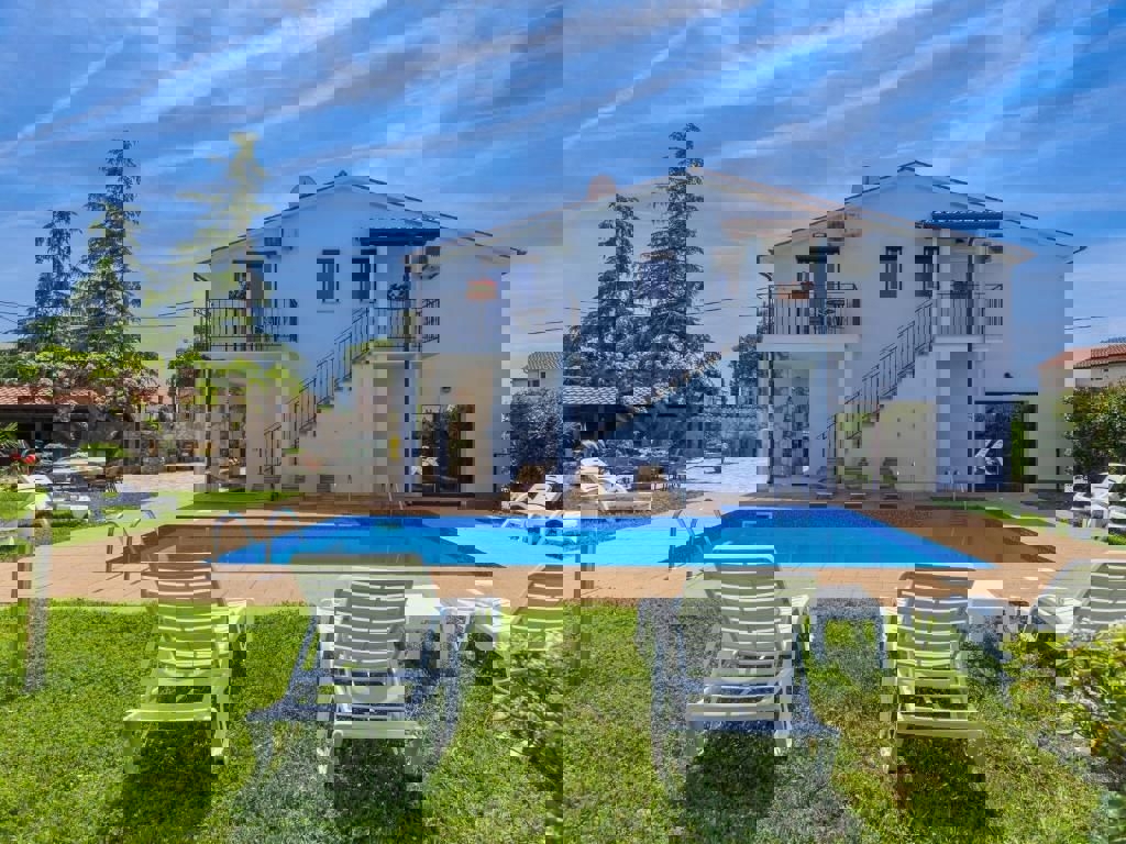 PARENZO-CASA CON PISCINA IN VENDITA