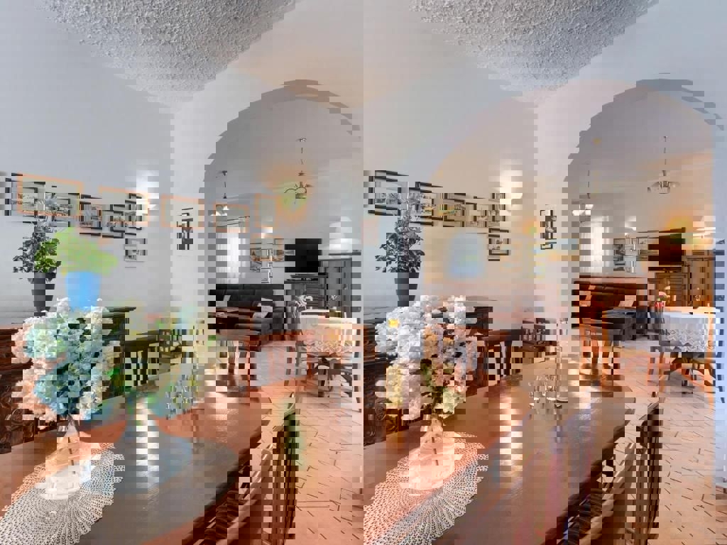 PARENZO-CASA CON PISCINA IN VENDITA