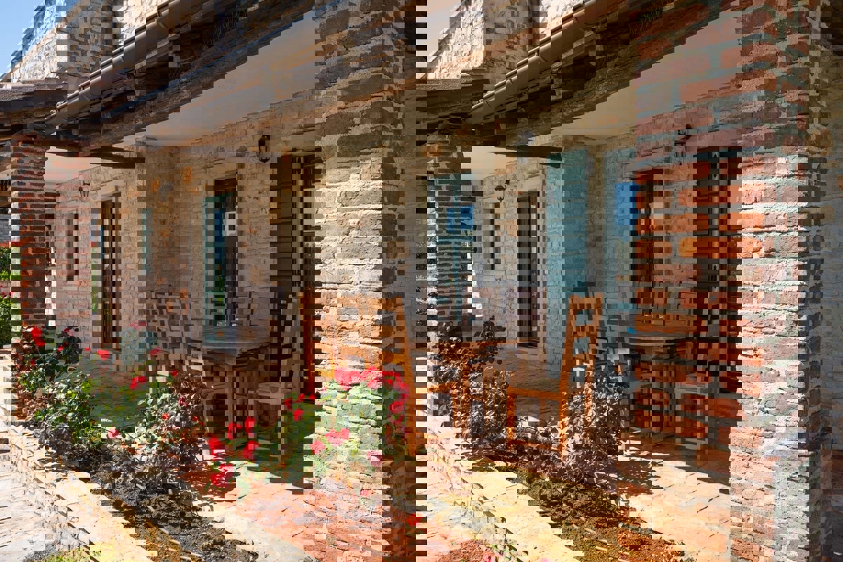 SVETI LOVREC - VILLA RUSTICA IN VENDITA CON PISCINA