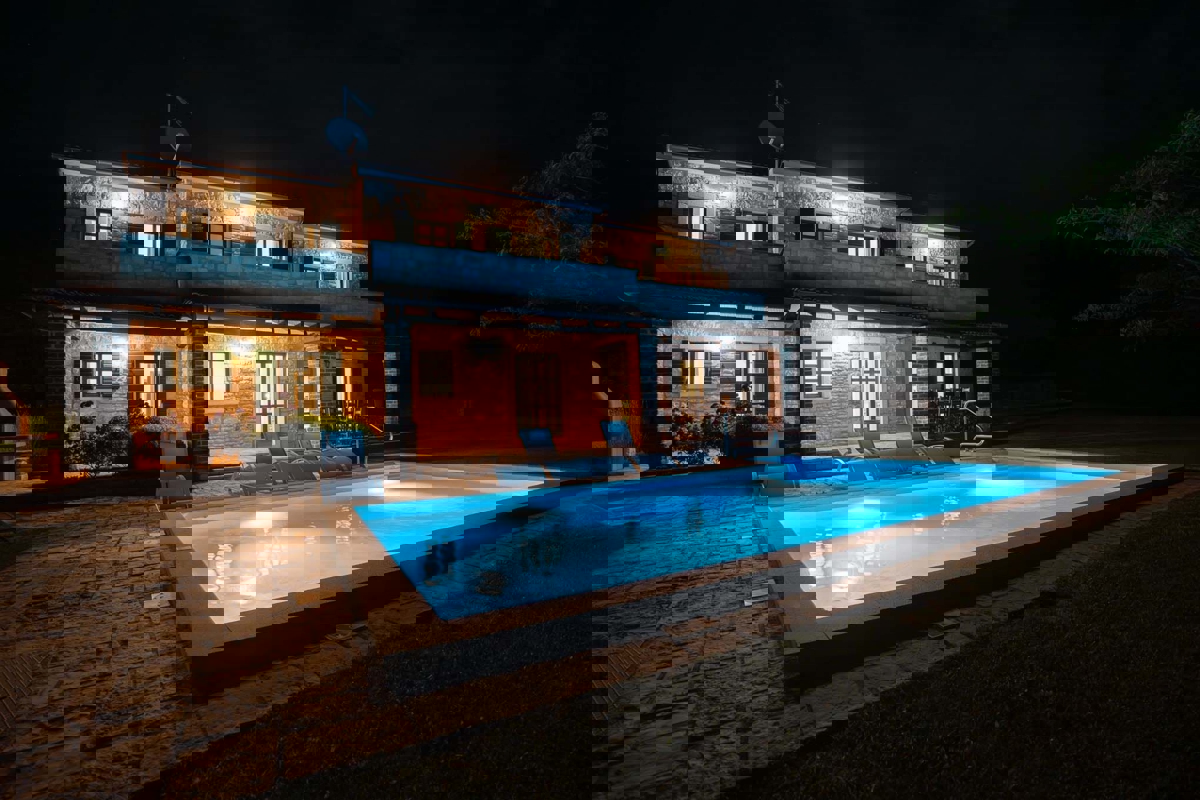 SVETI LOVREC - VILLA RUSTICA IN VENDITA CON PISCINA