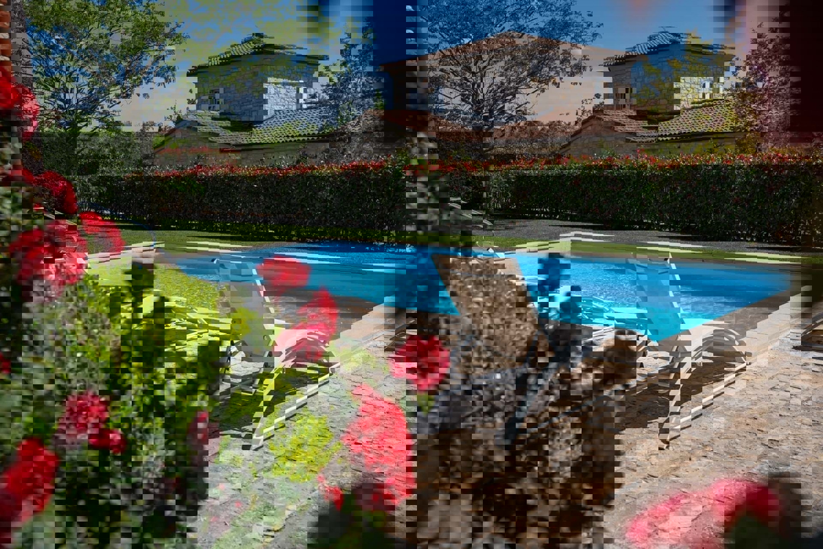 SVETI LOVREC - VILLA RUSTICA IN VENDITA CON PISCINA