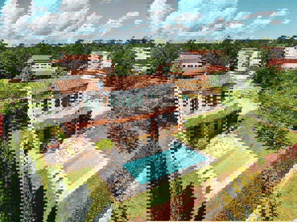 SVETI LOVREC - VILLA RUSTICA IN VENDITA CON PISCINA