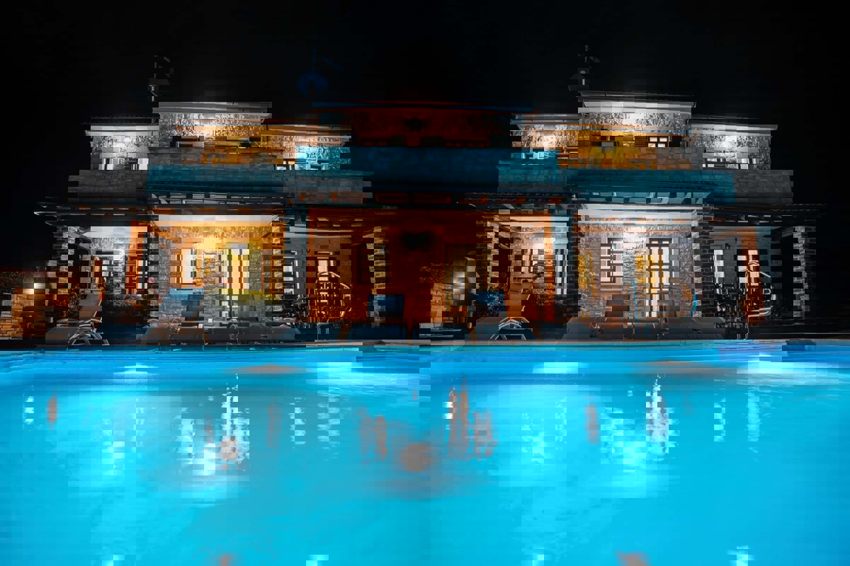 SVETI LOVREC - VILLA RUSTICA IN VENDITA CON PISCINA