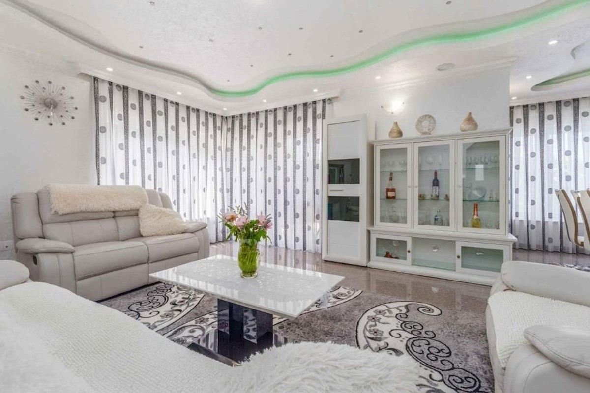 PARENZO DINTORNI - CASA IN VENDITA CON PISCINA