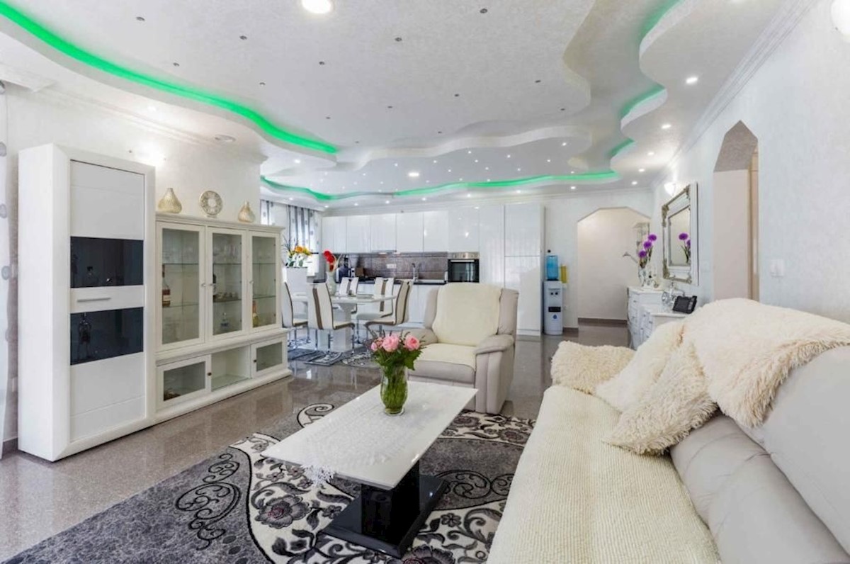 PARENZO DINTORNI - CASA IN VENDITA CON PISCINA