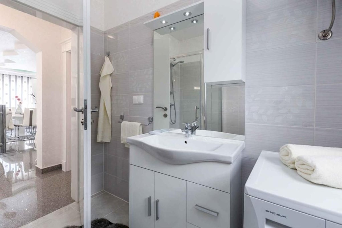 PARENZO DINTORNI - CASA IN VENDITA CON PISCINA