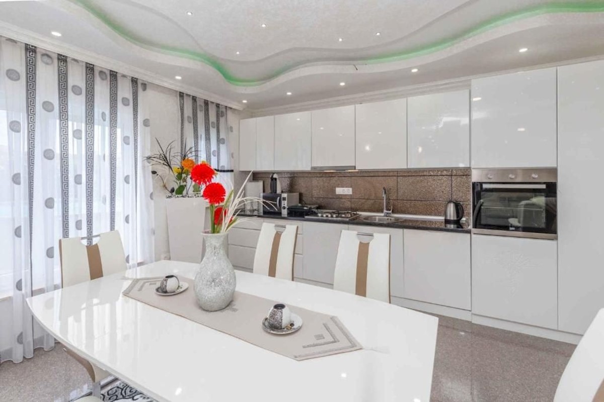 PARENZO DINTORNI - CASA IN VENDITA CON PISCINA