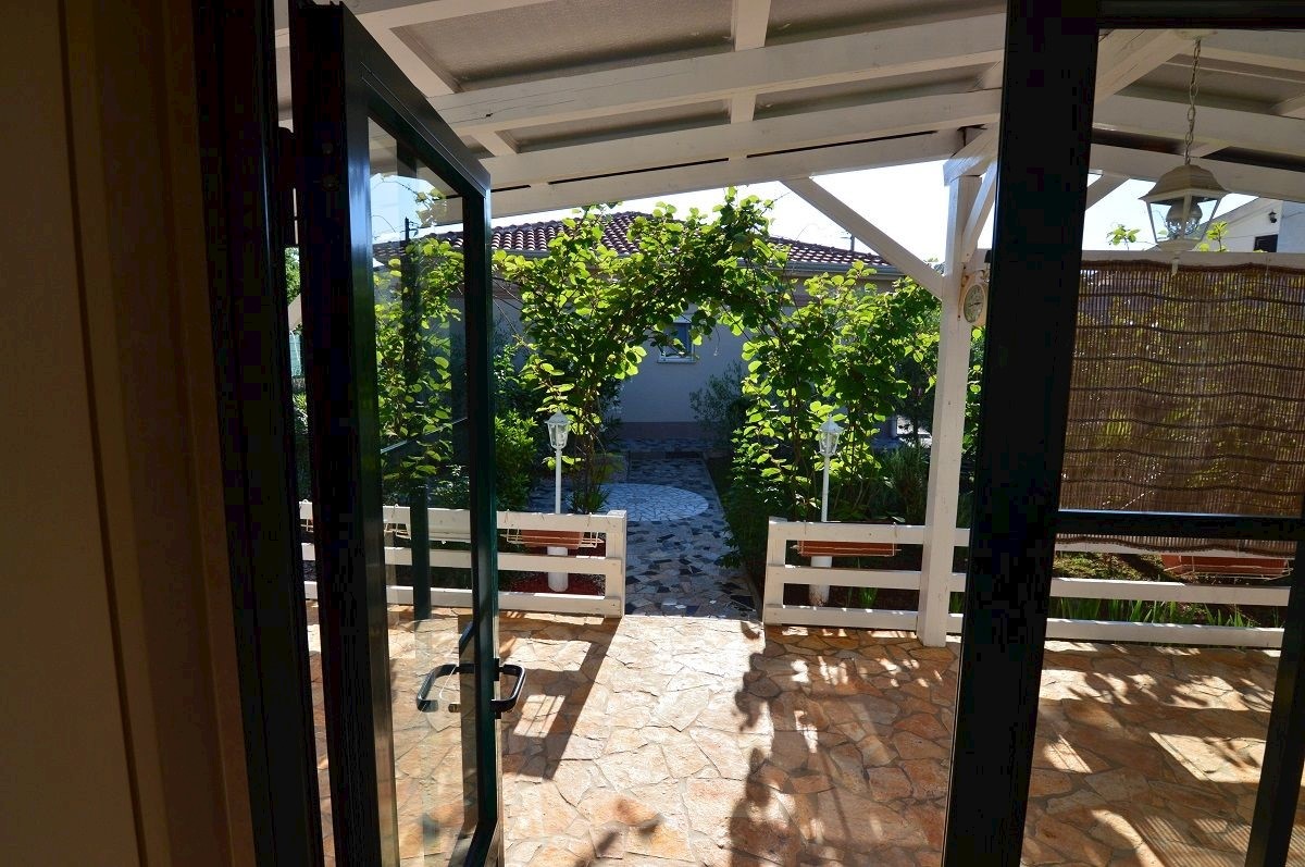 PARENZO DINTORNI - CASA IN VENDITA CON PISCINA