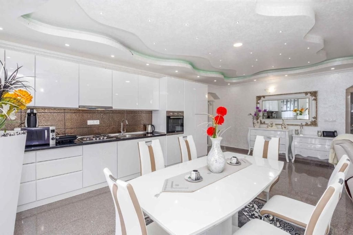 PARENZO DINTORNI - CASA IN VENDITA CON PISCINA