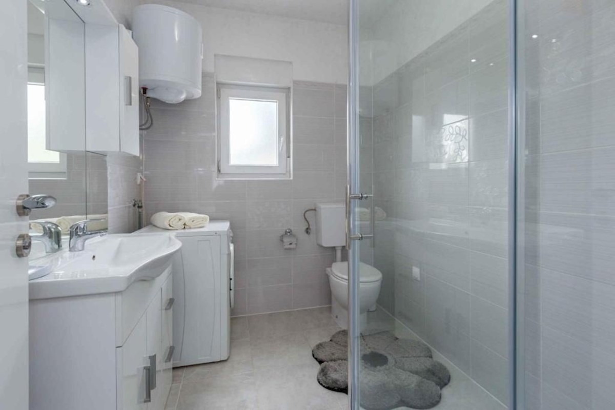 PARENZO DINTORNI - CASA IN VENDITA CON PISCINA