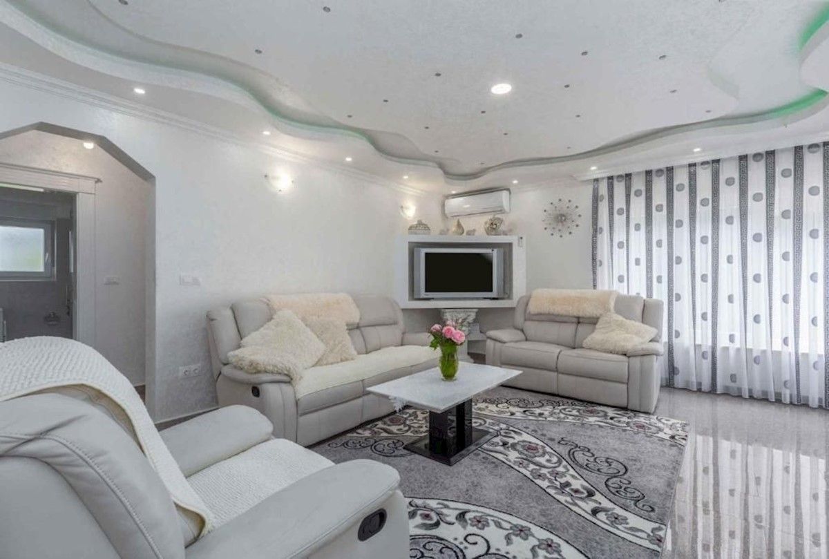 PARENZO DINTORNI - CASA IN VENDITA CON PISCINA