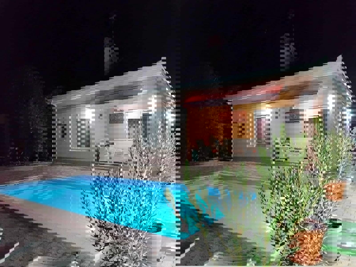 PARENZO DINTORNI - CASA IN VENDITA CON PISCINA