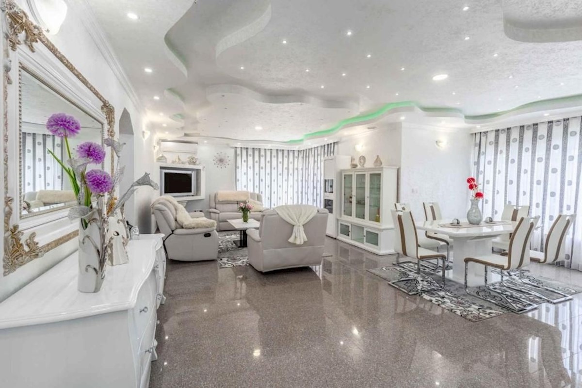 PARENZO DINTORNI - CASA IN VENDITA CON PISCINA