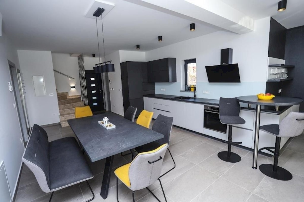 PARENZO-VILLA IN VENDITA A 800 M DAL MARE