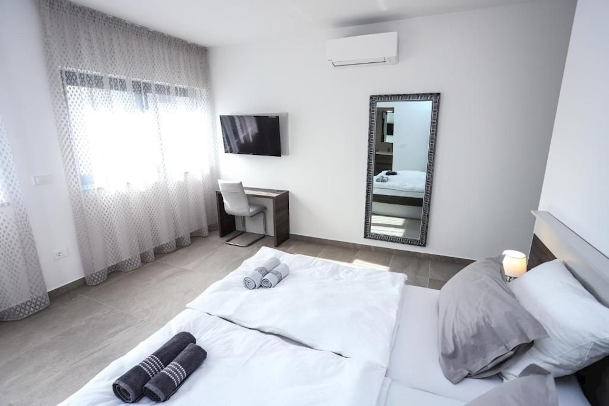 PARENZO-VILLA IN VENDITA A 800 M DAL MARE
