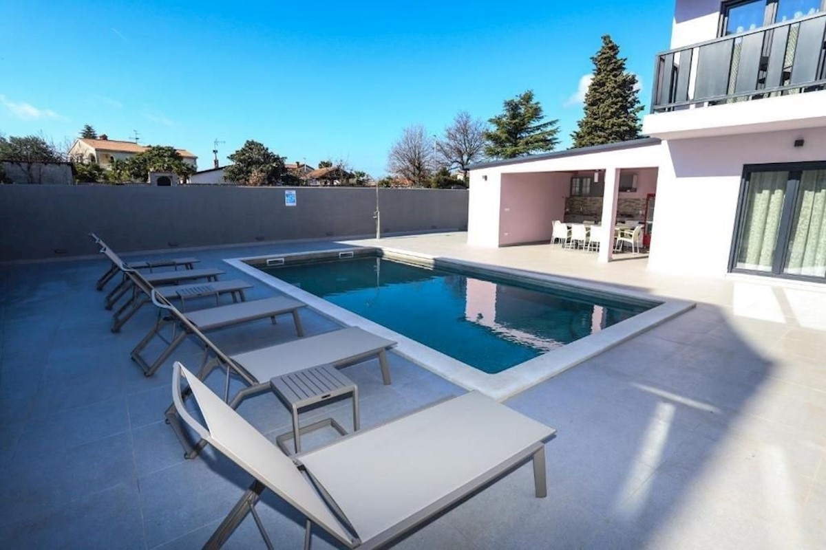PARENZO-VILLA IN VENDITA A 800 M DAL MARE
