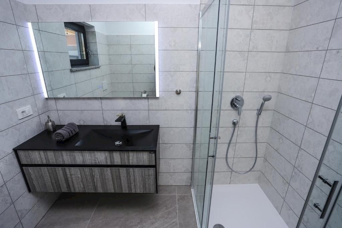 PARENZO-VILLA IN VENDITA A 800 M DAL MARE