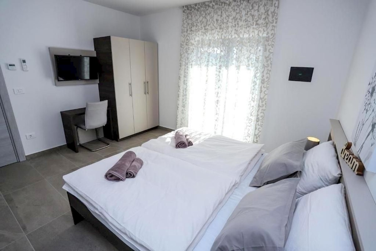 PARENZO-VILLA IN VENDITA A 800 M DAL MARE
