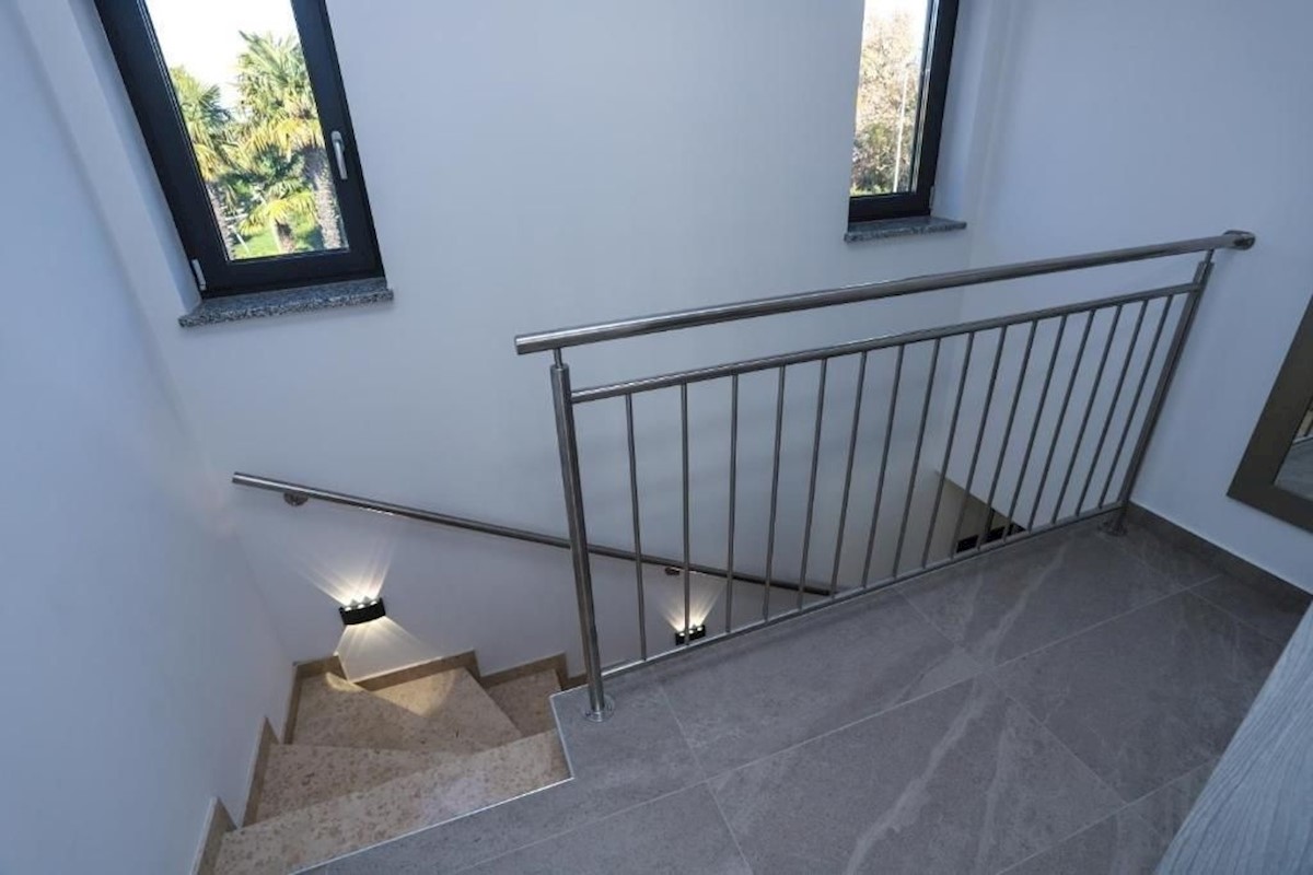 PARENZO-VILLA IN VENDITA A 800 M DAL MARE