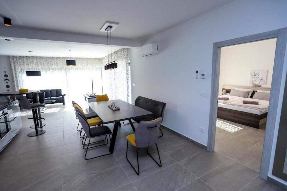 PARENZO-VILLA IN VENDITA A 800 M DAL MARE