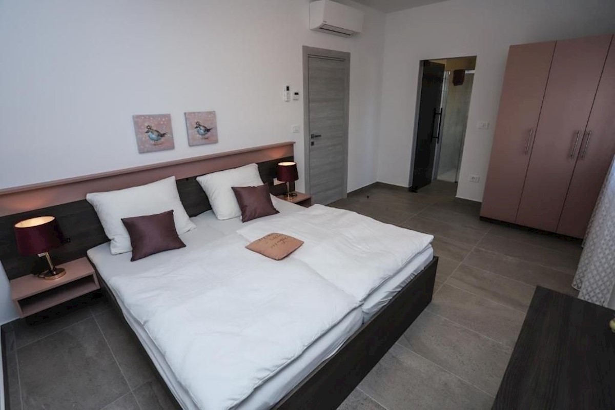 PARENZO-VILLA IN VENDITA A 800 M DAL MARE
