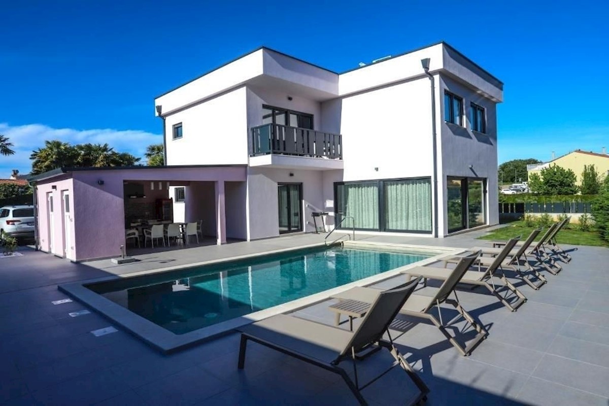 PARENZO-VILLA IN VENDITA A 800 M DAL MARE