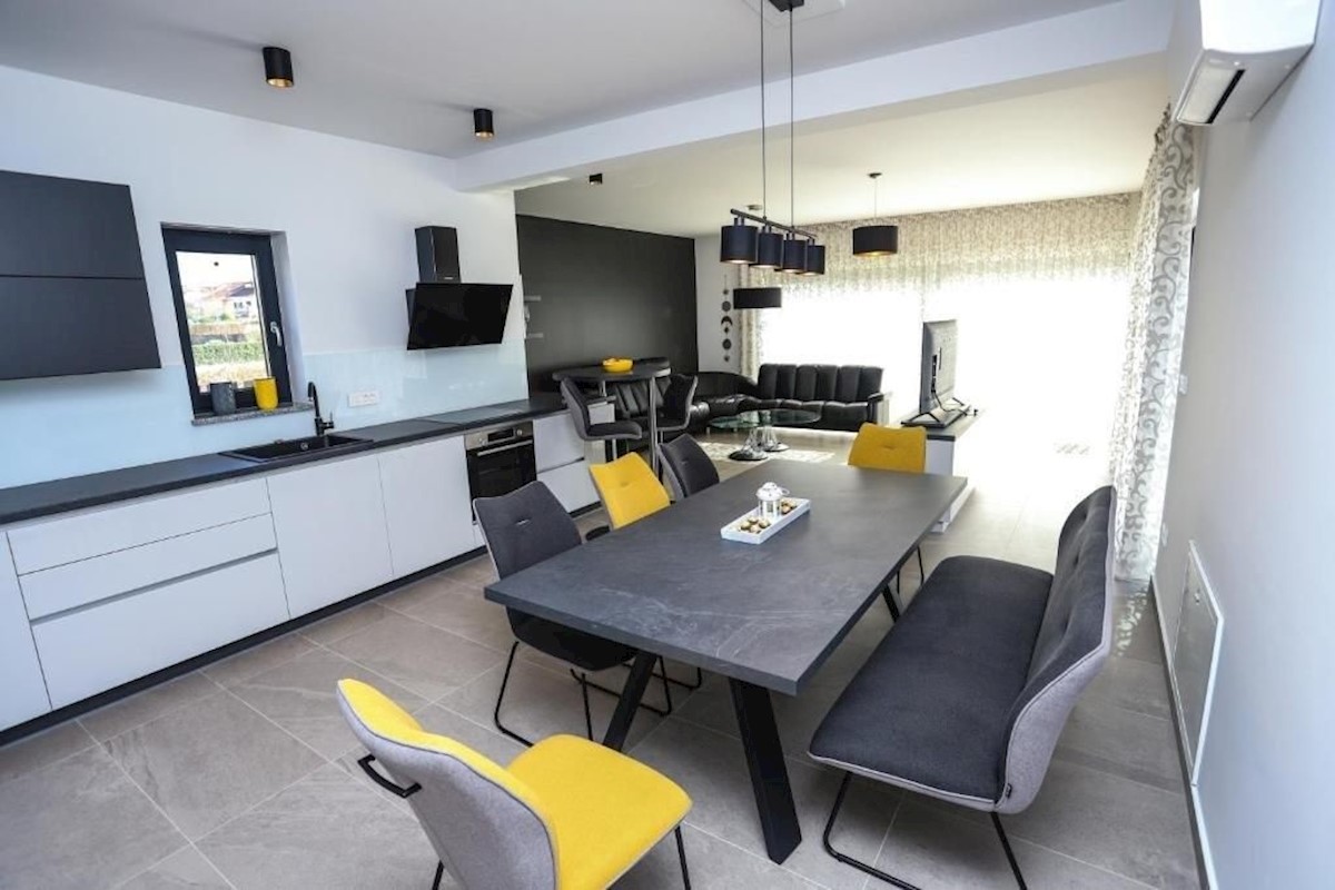 PARENZO-VILLA IN VENDITA A 800 M DAL MARE