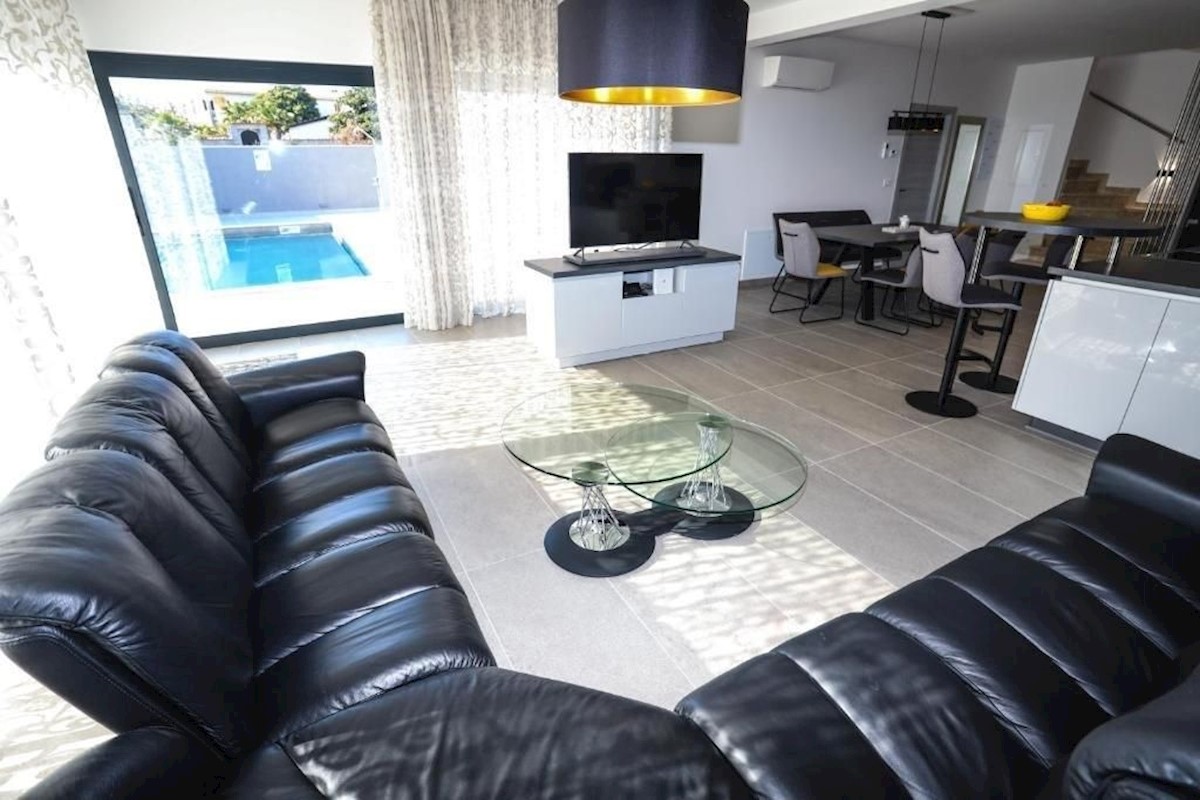 PARENZO-VILLA IN VENDITA A 800 M DAL MARE