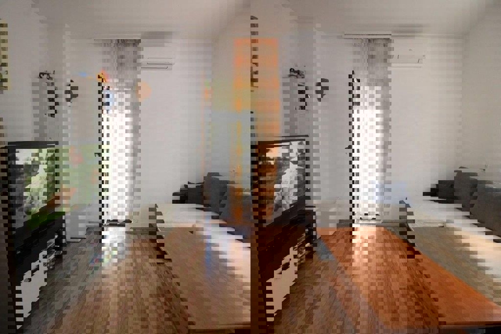 PARENZO 2 KM - APPARTAMENTO AL PIANO TERRA IN VENDITA