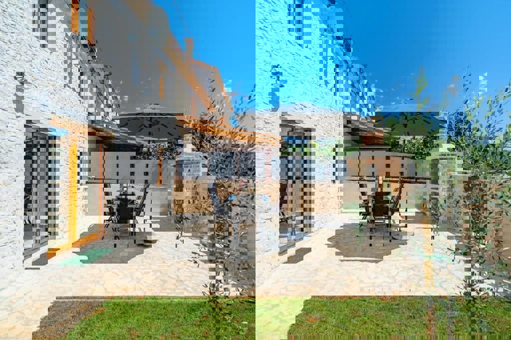  PARENZO D'INTORNI- CASA IN PIETRA RISTRUTTURATA CON PISCINA