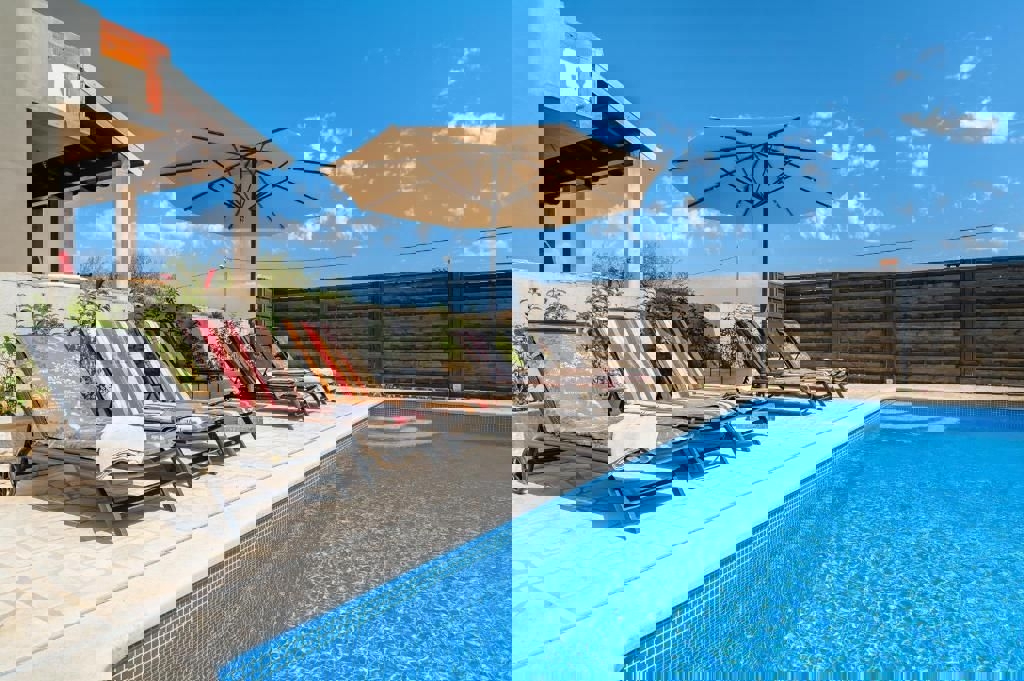  PARENZO D'INTORNI- CASA IN PIETRA RISTRUTTURATA CON PISCINA